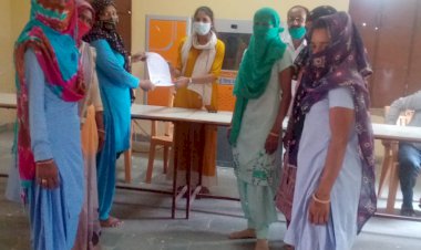 आशा सहयोगनियों ने अपनी मांगों को लेकर चिकित्सा अधिकारी डॉ. रेणु को सौंपा ज्ञापन