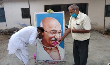 राष्ट्रपिता महात्मागांधी व पूर्व प्रधानमंत्री शास्त्री को किया याद