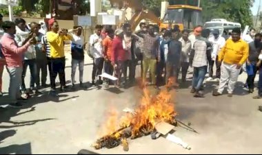 हाथरस की निर्भया हत्याकाण्ड के विरोध में जुलूस प्रदर्शन कर पुतले फूंके