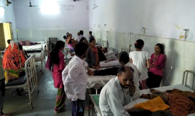 डिवाईडर पर चढी कार, पांच घायल