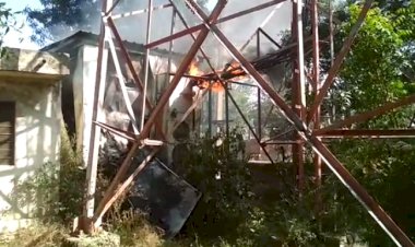 अज्ञात कारणों के चलते आईडिया टाॅवर के कंट्रोल रूम में लगी आग, टाॅवर में रखे सभी उपकरण हुए खाक