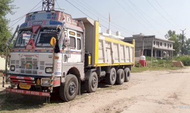 अवैध खनन के पत्थर से भरे दो ट्रक पकडे