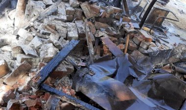 चाय की दुकान पर फटा गैस सिलेंडर,  दो बाइक और एक साइकिल के उड़े परखच्चे