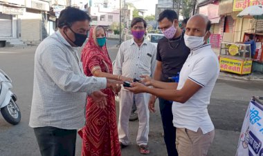 नो मास्क नो एन्ट्री अभियान के अन्तर्गत काढा वितरित कर किया स्वास्थ्य परीक्षण, दुकानदारों से की अभियान मे सहयोग करने की अपील