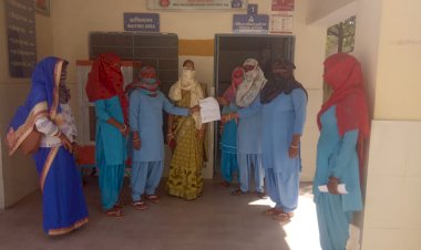 माँचा सेक्टर की आशा सहयोगिनियों ने मांगों को लेकर चिकित्सा अधिकारी को  सौंपा ज्ञापन