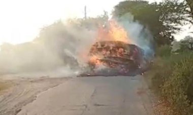 विद्युत लाइन छूने से चारे से भरे ट्रेक्टर ट्राली मेंलगी आग