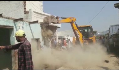 एसडीएम के निर्देश पर ब्रज चौरासी परिक्रमा मार्ग में आने वाले 15 पक्के अतिक्रमण जेसीबी की सहायता से कराए ध्वस्त