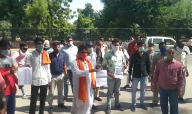 करौली में पुजारी को जिंदा जलाकर हत्या के विरोध में वैष्णव समाज ने मुख्यमंत्री महोदय के नाम जिला कलेक्टर को दिया ज्ञापन