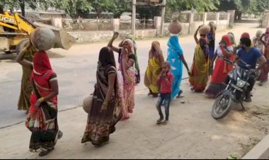 नलों में पानी नहीं आने परेशान होकर महिलाओं ने जलदाय कार्यालय पर फोड़े मटके