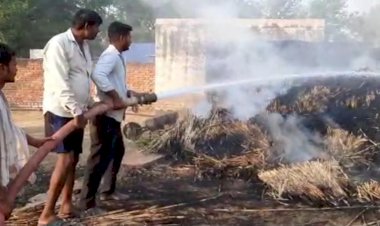 अज्ञात कारणों से गोदाम में रखे बारदाने और दूसरी जगह कडबी  में लगी आग