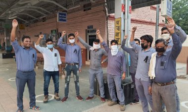 रेल्वे कर्मियो ने अपनी मांगो को लेकर किया विरोध प्रदर्शन