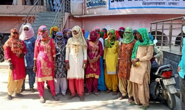 पानी की समस्या से परेशान महिलाएं एसडीएम से मिली