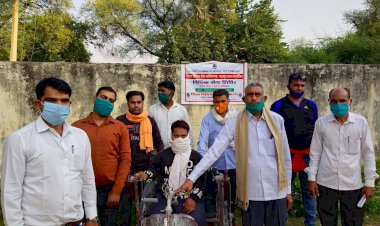 दिव्यांगजनों को निशुल्क ट्राइसाइकिल वितरित की