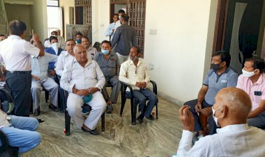 त्योहारी सीजन पर बाजार को पूर्णता खोलने की मांग को लेकर व्यापारी विधायक व एसडीएम से मिले