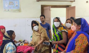 देवी रूप में पूजीं नवजात बेटियां, पोशाक पहन इठलाईं