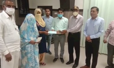 शहीद की पत्नि और माता को दी सहायता राशि