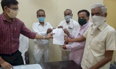 उत्पाती बंदरों को पकड़वाने के लिए एसडीम को सौंपा ज्ञापन