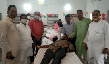 जशने ईद मिलादुन्नबी के मुबारक मोके पर रक्त दान कर मनाई खुशी