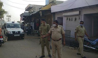 कठूमर पुलिस ने कस्बे में दोपहिया वाहनों से रास्ते में हो रहे अतिक्रमण को हटवाया