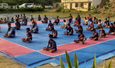 नई कबड्डी मैट का पूजन कर, खिलाड़ियों के अभ्यास के लिए सौपा