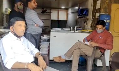 खाद्य सुरक्षा टीम ने लिए तीन हलवाइयों की दुकानों से मिठाइयों के नमूने, दुकानदारो मे हड़कंप