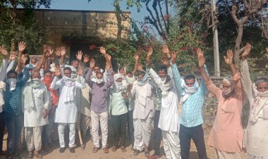 थ्री फेज बिजली आपूर्ति रात की जगह दिन में देने की मांग को लेकर ग्रामीणों ने जीएसएस पर किया प्रदर्शन