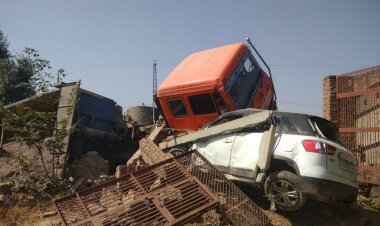 कठूमर तिराहे पर ट्रोला व ब्रेजा कार की भीषण भीडत मे महिला की माैत, छह लोग घायल अलवर- भरतपुर रैफर