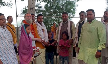 श्रीगोपाल जी मंदिर पर दर्शनार्थियों ने 150 गरीब बच्चो को बांटे कपड़े