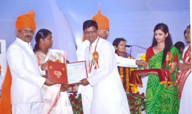 कम उम्र में 12 पीजी डिग्रियाँ हासिल करने वाले मास्टर डिग्रियों का मास्टर ब्लास्टर युवा शिक्षक की कहानी