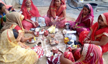 करवा चौथ पर महिलाओं ने पति की लंबी आयु की कामना के साथ सुनी पूजा की कहानी
