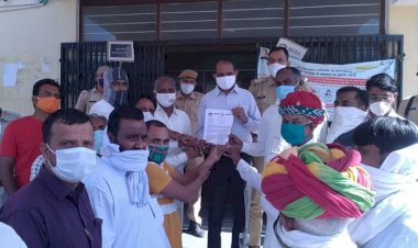 गुर्जर आरक्षण की मांग को लेकर गुर्जर समाज के लोगों ने एसडीम को सौंपा ज्ञापन