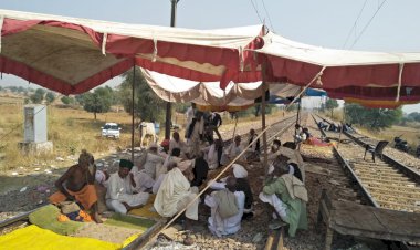 पांचवे दिन भी रेल्वे ट्रेक पर अडे रहे गुर्जर आन्दोलनकारी,कर्नल बैसला व सरकार के जवाब का दिन भर रहा इन्तजार