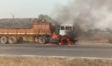 धूँ-धूँ कर जला चलते ट्रैलर का केबिन, चालक ने कूदकर बचाई जान