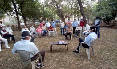 जिला कलैक्टर व आईजी ने किया व्यापारीयों से संवाद, जाने हालात