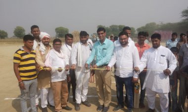 तिलवाड में क्रिकेट प्रतियोगिता  का उद्घाटन सरपंच संघ के जिलाध्यक्ष अशोक यादव द्वारा फीता काटकर किया