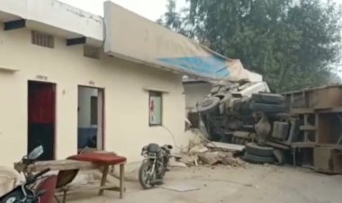 दीवार तोड़ पुलिस चौकी के  अंदर घुसा अनियंत्रित डंपर, बाल-बाल बचा पुलिसकर्मी