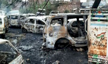 कबाड़ बनी 25 कारों में लगी भीषण आग हुई खाक,  3 दमकलो ने मशक्कत के बाद पाया काबू