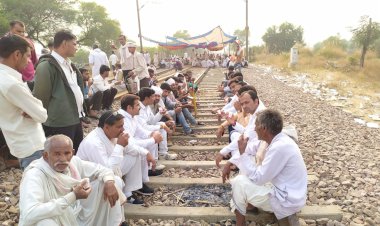 गुर्जर आंदोलनकारी 10 वें दिन भी जमे रहे रेलवे ट्रैक पर
