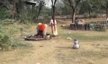 ग्रामपंचायत की लापरवाही के चलते हैडपम्पो  से पानी लाने को मजबूर महिलाएं व बच्चे