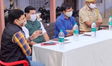 दुकानों के आगे से अस्थाई अतिक्रमण हटाने और  प्लास्टिक कैरी बैग का उपयोग न करने  को लेकर एसडीएम ने की व्यापारियों से चर्चा