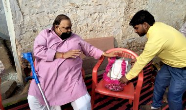 कठूमर विधायक बाबूलाल बैरबा ने बसेठ के पूर्व सरपंच काे दी श्रद्धांजलि, परिजनाे काे दी सात्वना