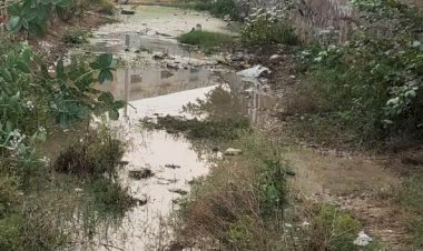 दलित समाज के खेतों खलियानों पर जाने वाले रास्ते को किया मैरिज होम के गन्दे पानी से अवरूद्ध