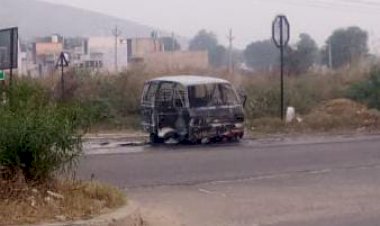 किशनगढ़- तिजारा हाईवे पर बारातियों को ले जा रही वैन में लगी आग