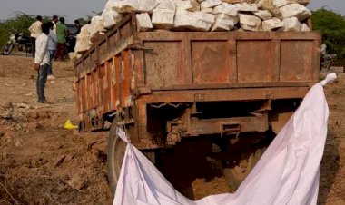 चारागाह भूमि में हो रहा अवैध खनन ,   ग्रामीणो ने पत्थर से भरी ट्रॉली के साथ खनन माफिया को रंगे हाथ पकड़ पुलिस को सौपा