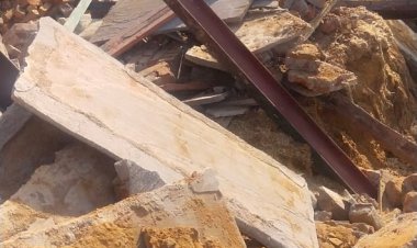 नवनिर्मित मकान हुआ धराशायी,  बड़ा हादसा टला, बाल-बाल बचे परिजन