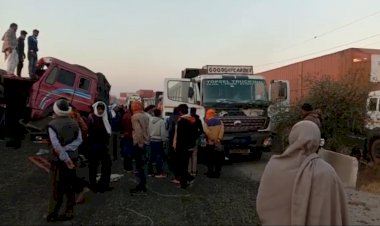 दो ट्रकों में भिड़ंत चालक गाड़ी के केबिन में फंसा, क्रेन की सहायता से निकाला