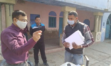 निर्वाचन अधिकारी ने अधिकारियों के साथ किया मतदान बूथों का निरीक्षण