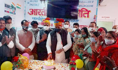 जिला महिला कोंग्रेस कमेटी ने सादगीपूर्ण तरीके से मनाया श्रममंत्री टीकाराम जूली का जन्मदिन