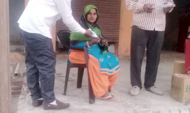 श्रम मंत्री के 40वें जन्मदिन पर कठूमर विधानसभा क्षेत्र में प्रहलाद कैरव ने ग्रामीणों को बाटें मास्क और फल