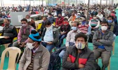 तीसरे चरण के मतदान के लिए मतदान दल पहुंचे केन्द्रो पर